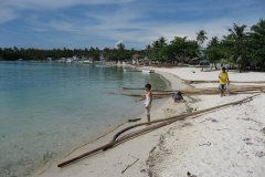 12.native.kids_.bounty.beach_.malapascua